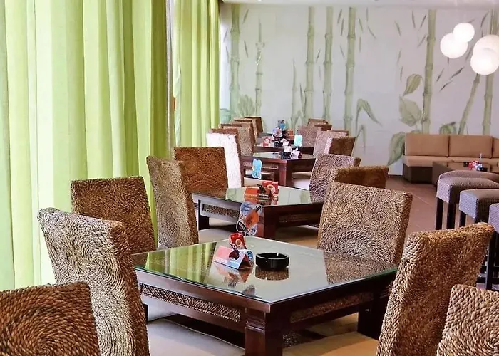 George - 3 Pools, 2 Bedrooms & 2 Bathrooms アパート サニービーチ